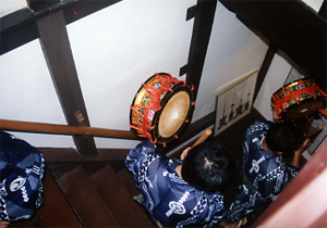 日和神楽:会所の階段をおりる
