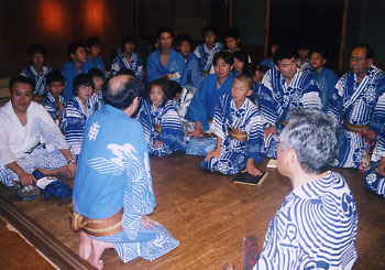 二階囃子の稽古終了後の打ち合わせ
