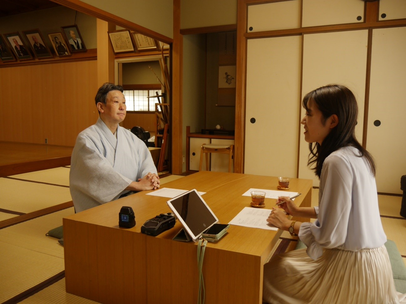 インタビューに応じる千五郎氏と聞き手の北脇