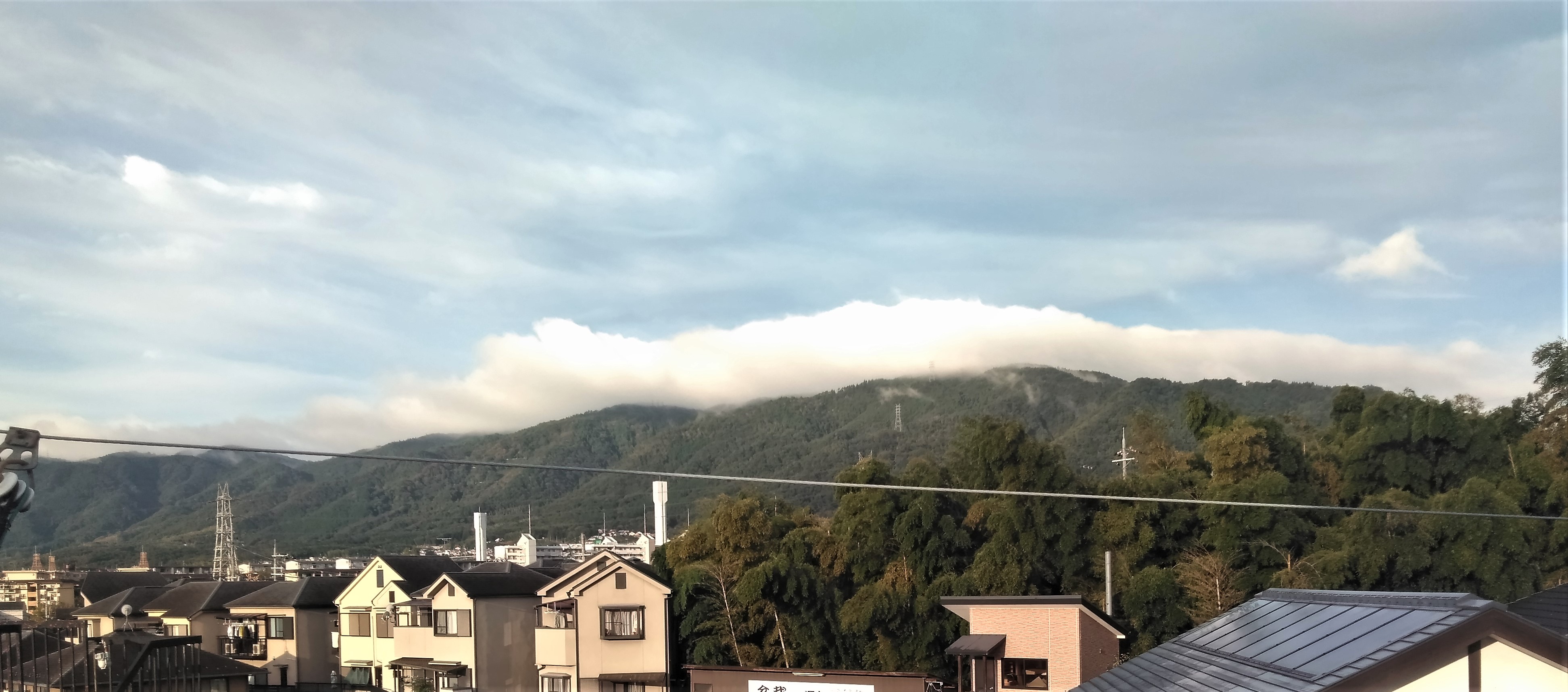 雲をいただく小塩山　その1（寝室の窓から）