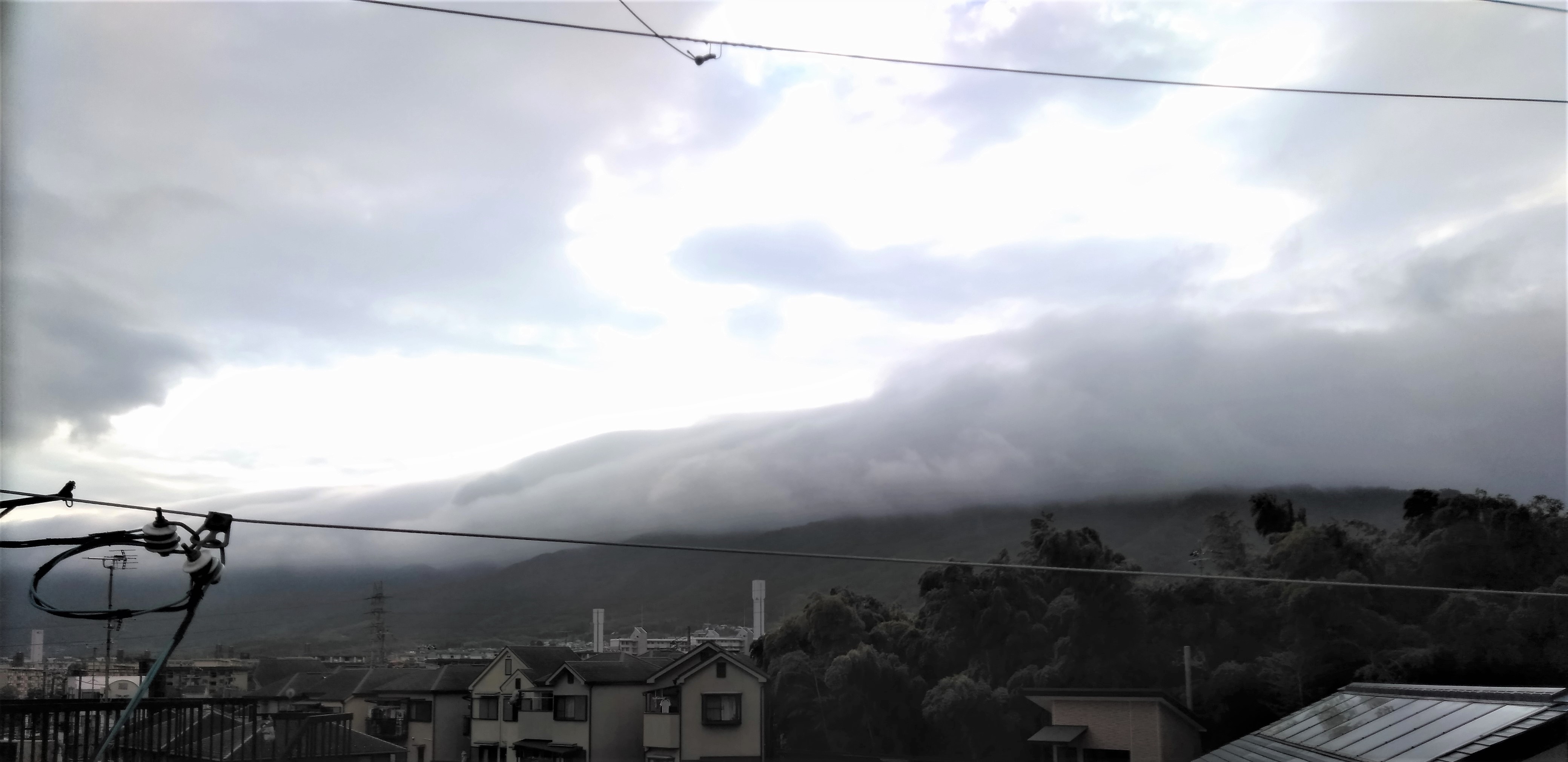 雲をいただく小塩山　その2（寝室の窓から）